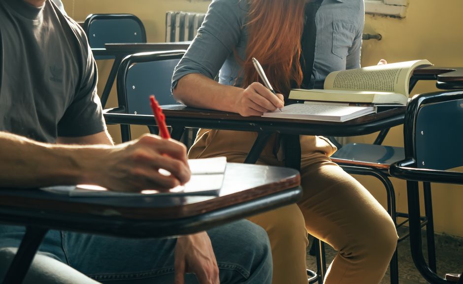 老楼电梯装好之后，孩子们学会了等